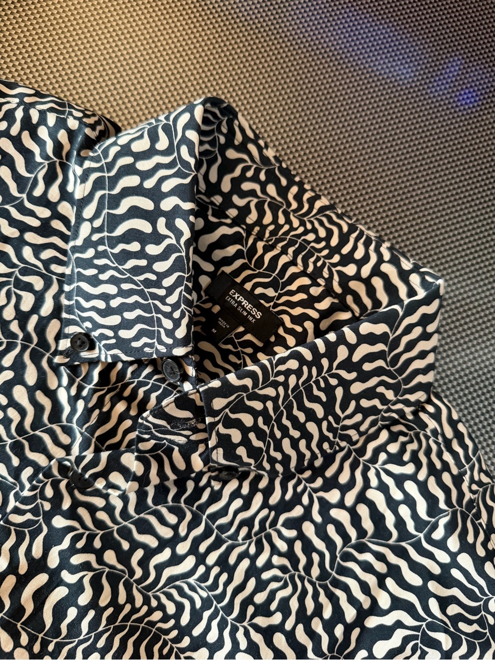 NWOT Express Men’s Classic abstract vine dress shirt size Medium